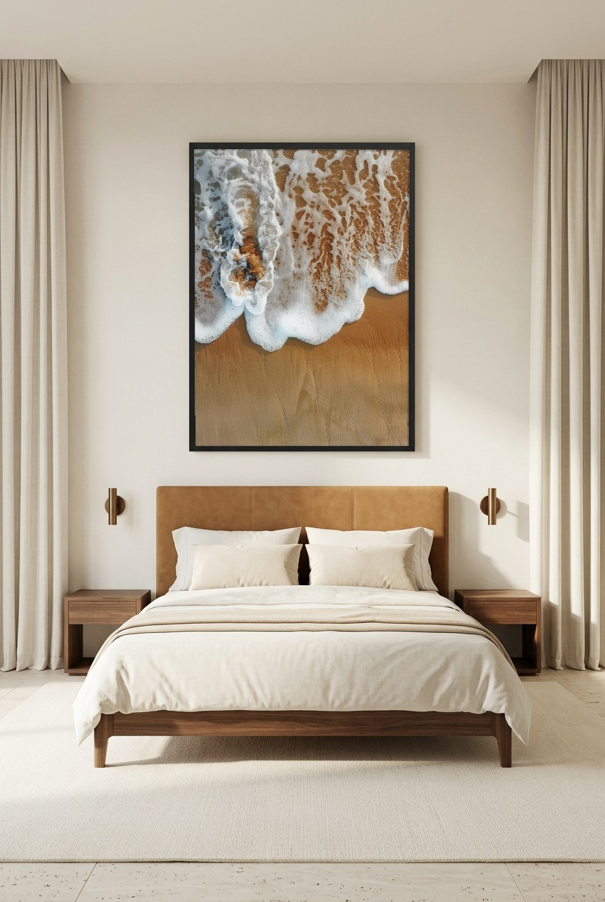 L’Écume Dorée — poster com moldura preta num quarto