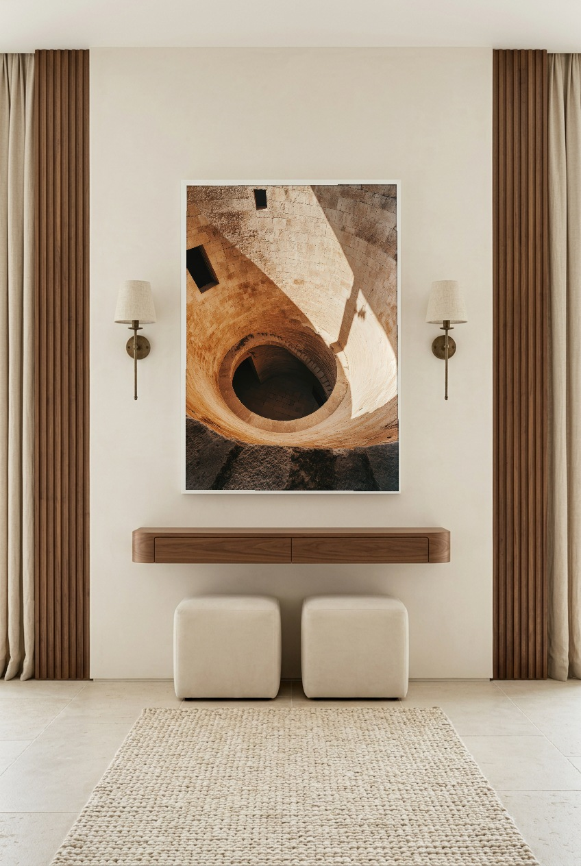 Le Puits — poster com moldura branca numa entrada