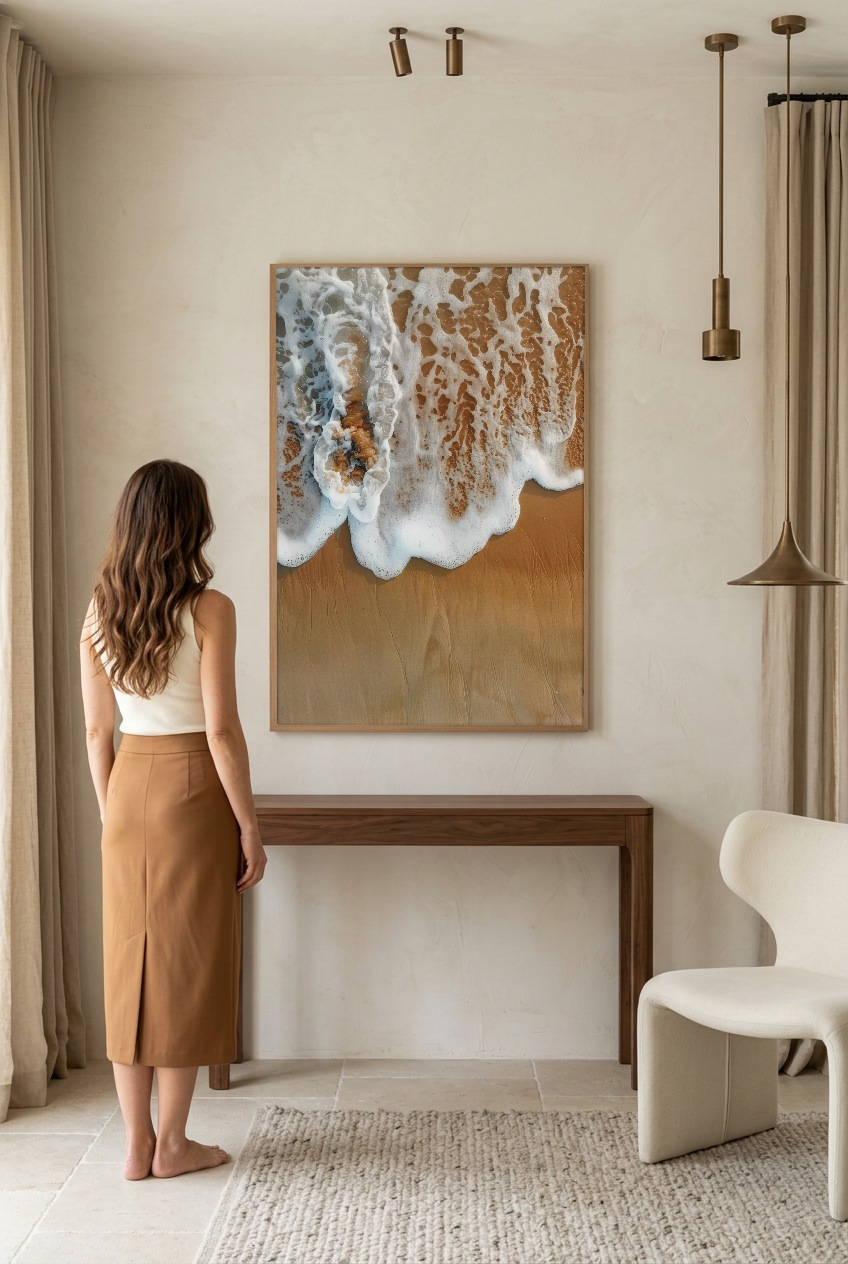 L’Écume Dorée — mulher em frente ao poster com moldura de carvalho