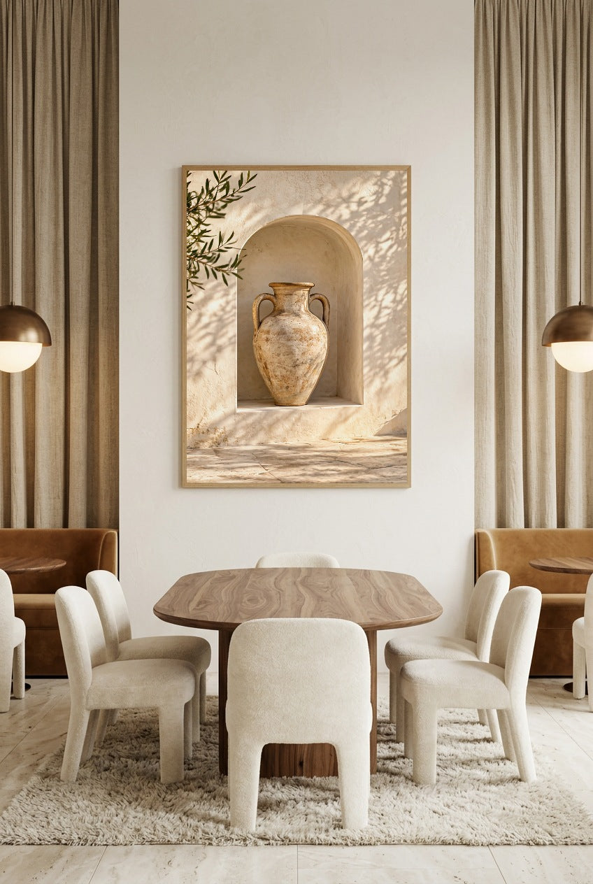 De Amfora in de Nis — poster in eikenhouten lijst in een eetkamer