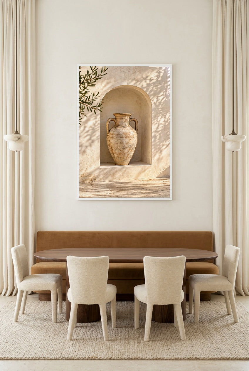 De Amfora in de Nis — poster in witte lijst boven een eettafel