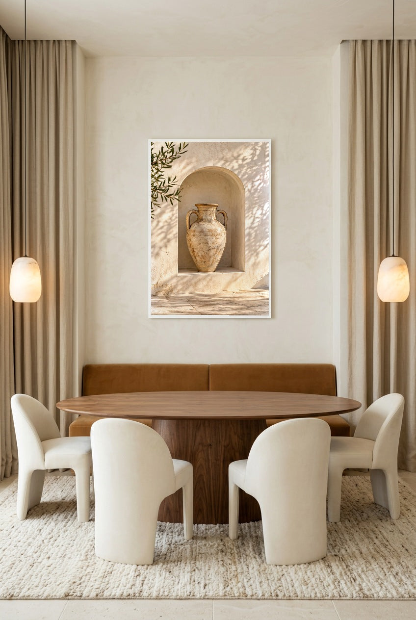 De Amfora in de Nis — poster in witte lijst in een lichte eetkamer