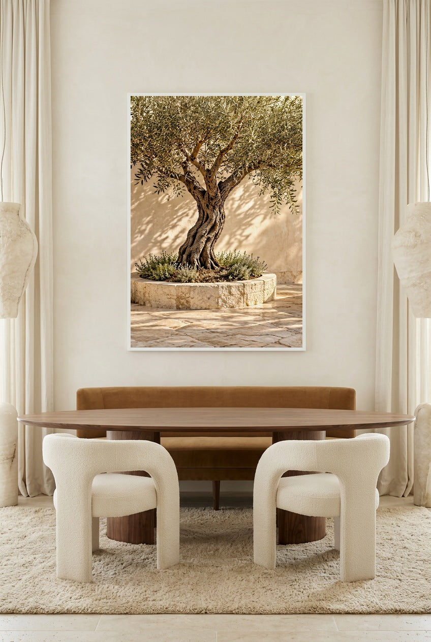 L'Olivier du Patio — affiche en cadre blanc au-dessus d’une table à manger