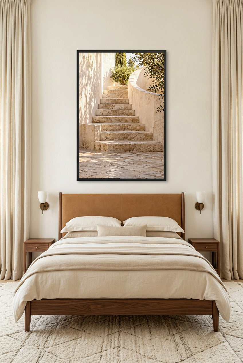 L'Escalier du Patio — affiche en cadre noir dans une chambre