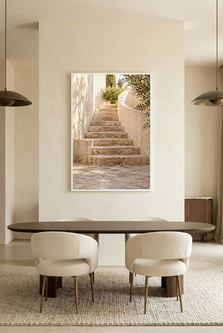 L'Escalier du Patio — affiche en cadre blanc au-dessus d’une table à manger