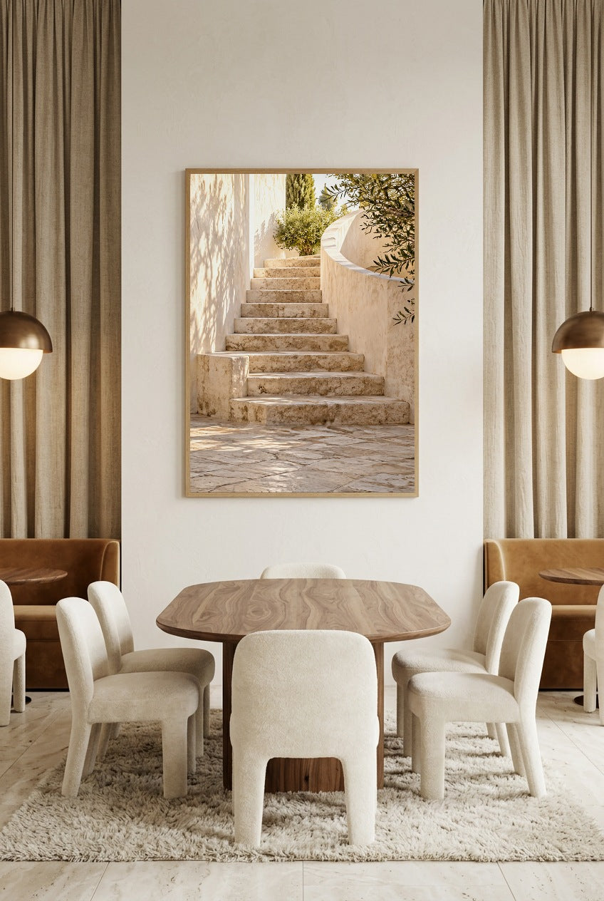 L'Escalier du Patio — affiche en cadre chêne au-dessus d’une table à manger