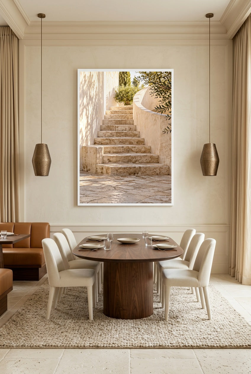 L'Escalier du Patio — affiche en cadre blanc dans une salle à manger lumineuse