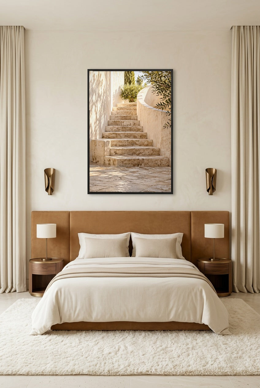 L'Escalier du Patio — affiche en cadre noir dans une chambre lumineuse