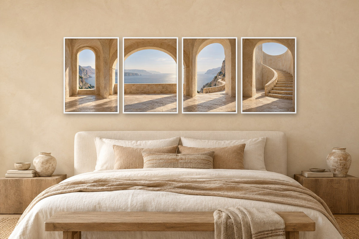 La Galerie sur la Mer — quadriptyque mural cadre blanc au-dessus d'un lit, chambre méditerranéenne