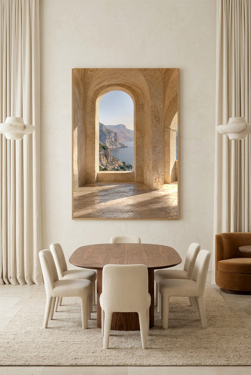 L'Arche sur la Falaise — affiche en cadre chêne au-dessus d’une table à manger