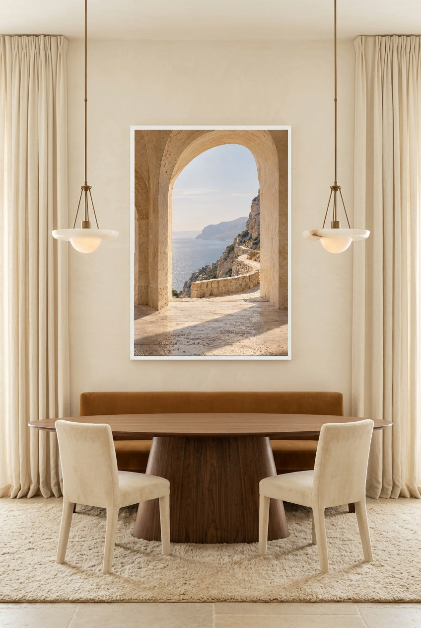L'Arche du Sentier — affiche en cadre blanc au-dessus d’une table à manger
