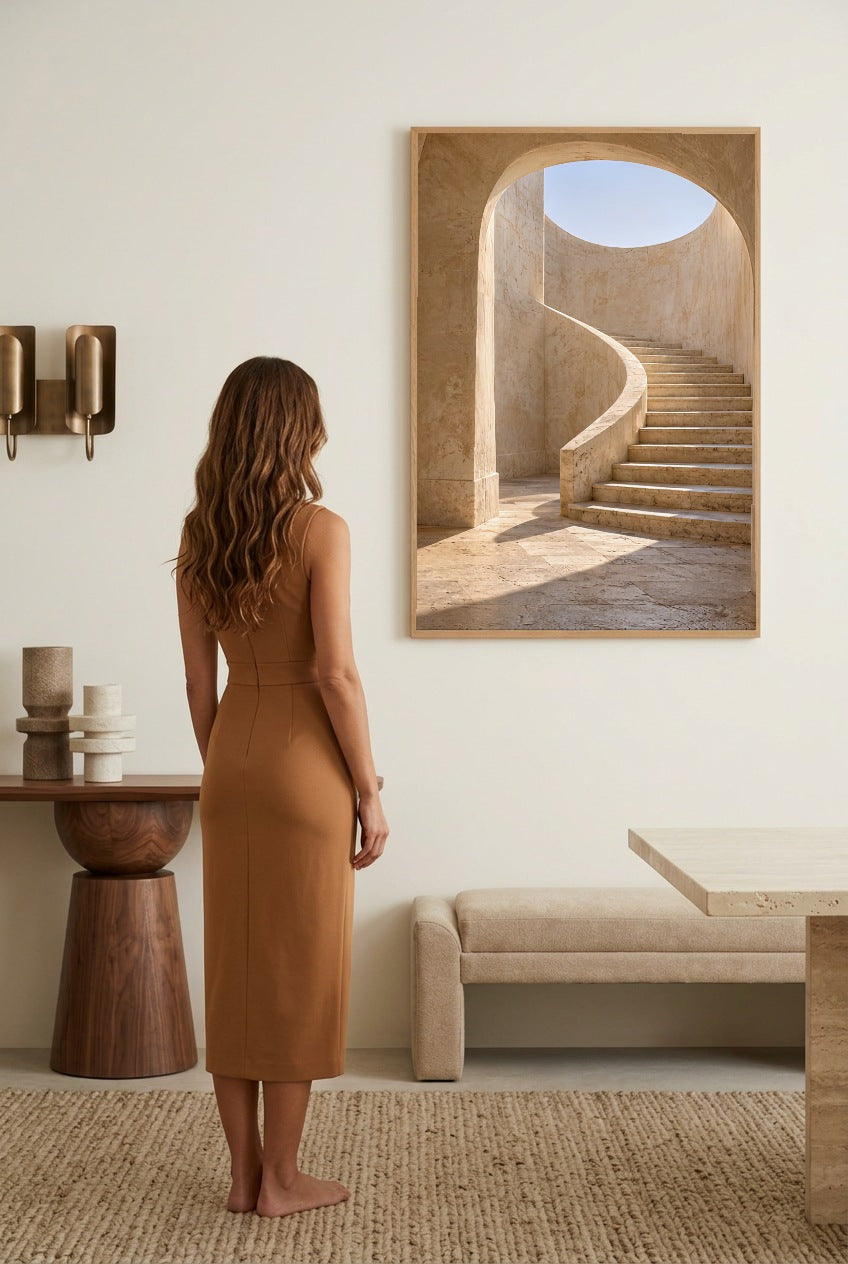 L'Escalier en Spirale — femme devant l'affiche en cadre chêne