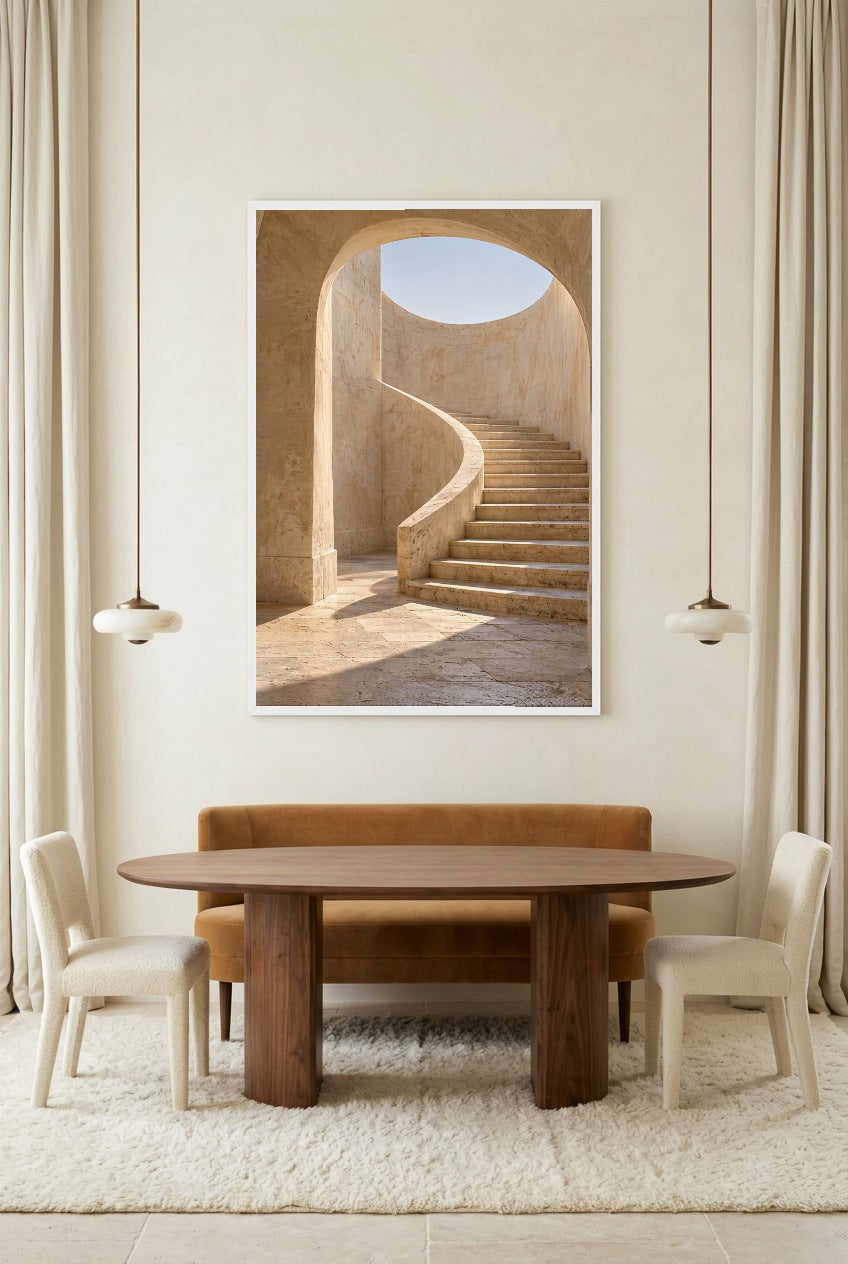 L'Escalier en Spirale — affiche en cadre blanc dans une salle à manger