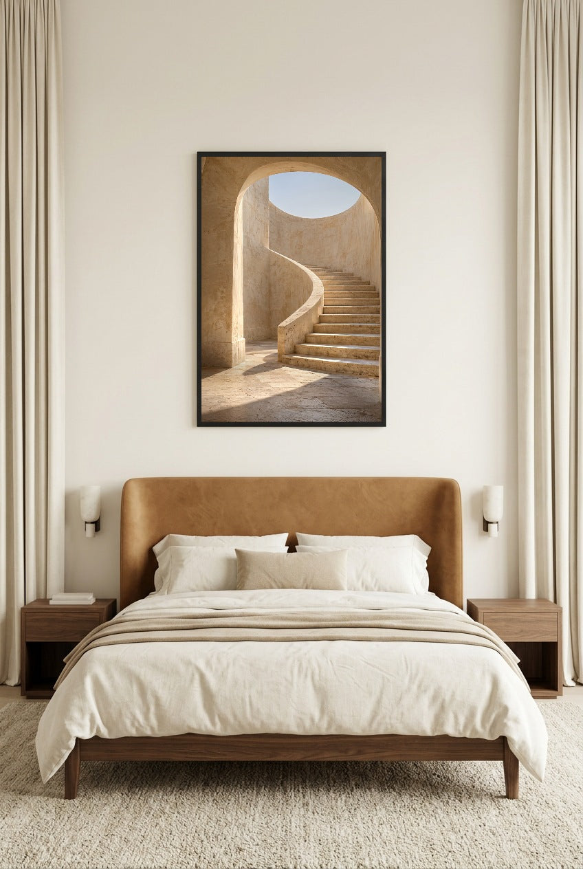 L'Escalier en Spirale — affiche en cadre noir dans une chambre