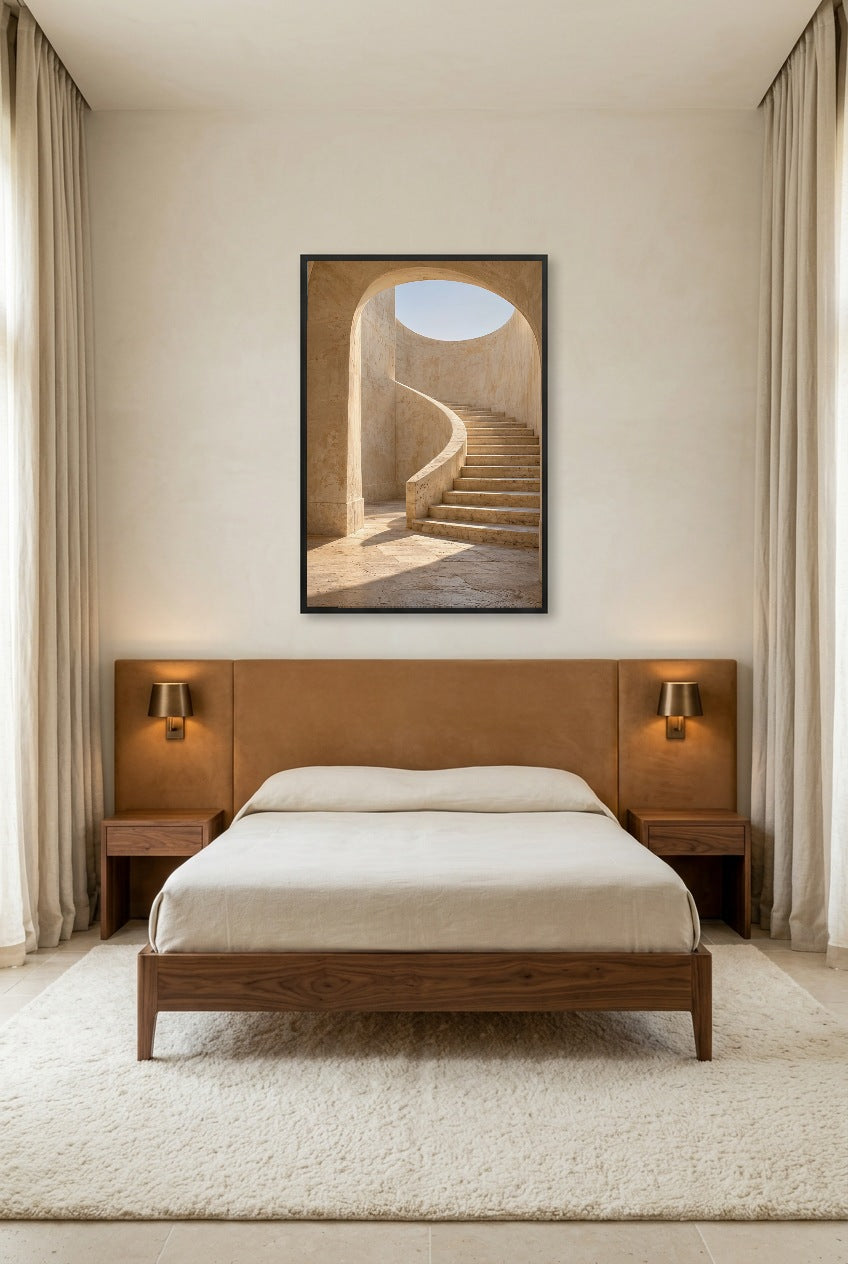 L'Escalier en Spirale — affiche en cadre noir au-dessus d’un lit