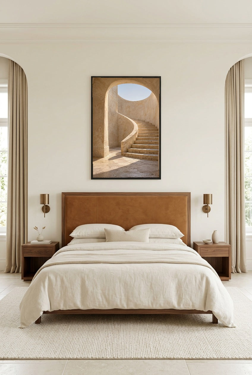 L'Escalier en Spirale — affiche en cadre noir dans une chambre lumineuse