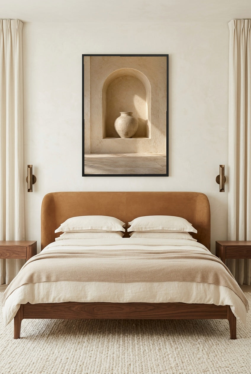 La Jarre en Niche — affiche en cadre noir dans une chambre