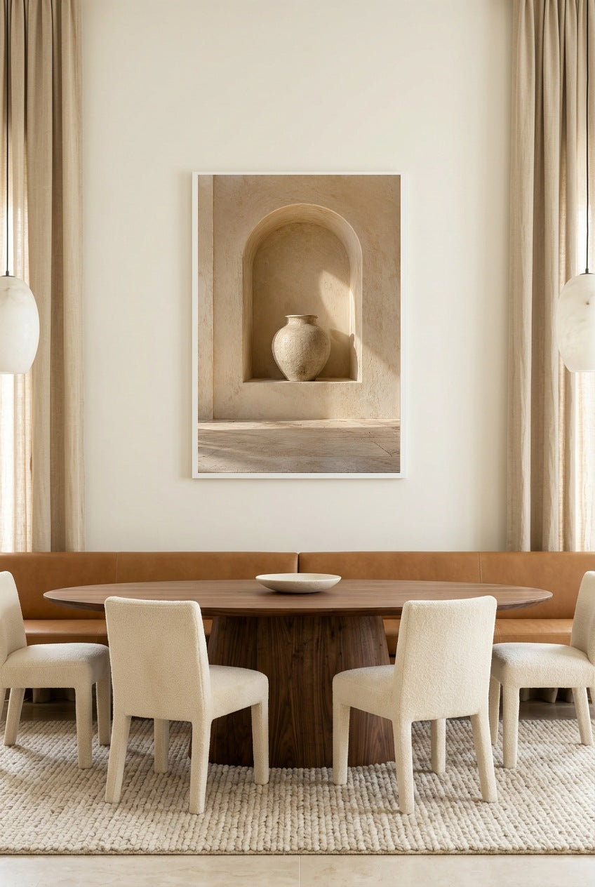 La Jarre en Niche — affiche en cadre blanc au-dessus d’une table à manger