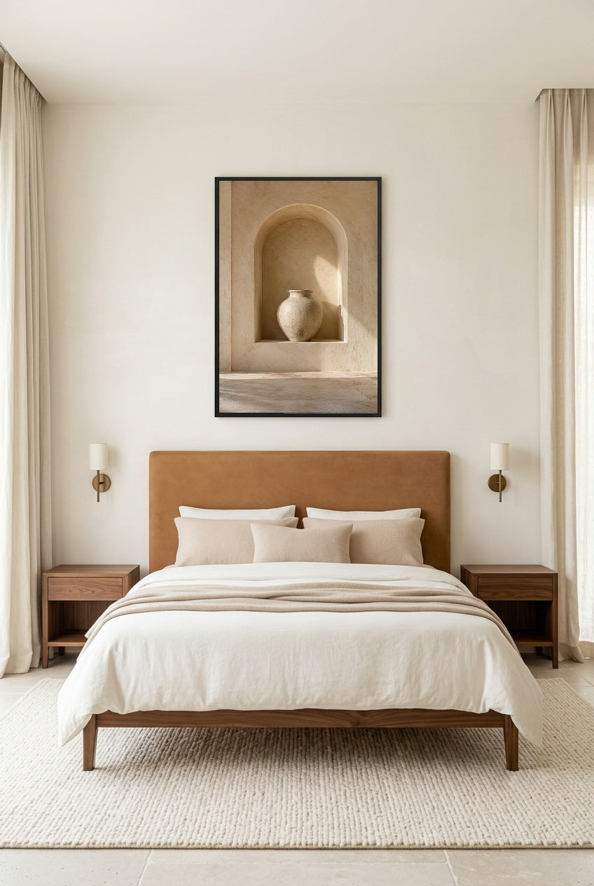 La Jarre en Niche — affiche en cadre noir dans une chambre lumineuse