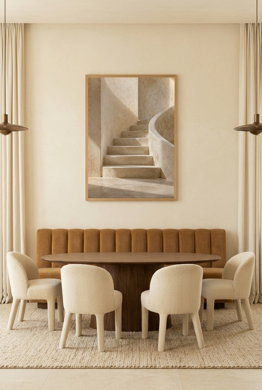 L'Escalier Arrondi — affiche en cadre chêne dans une salle à manger