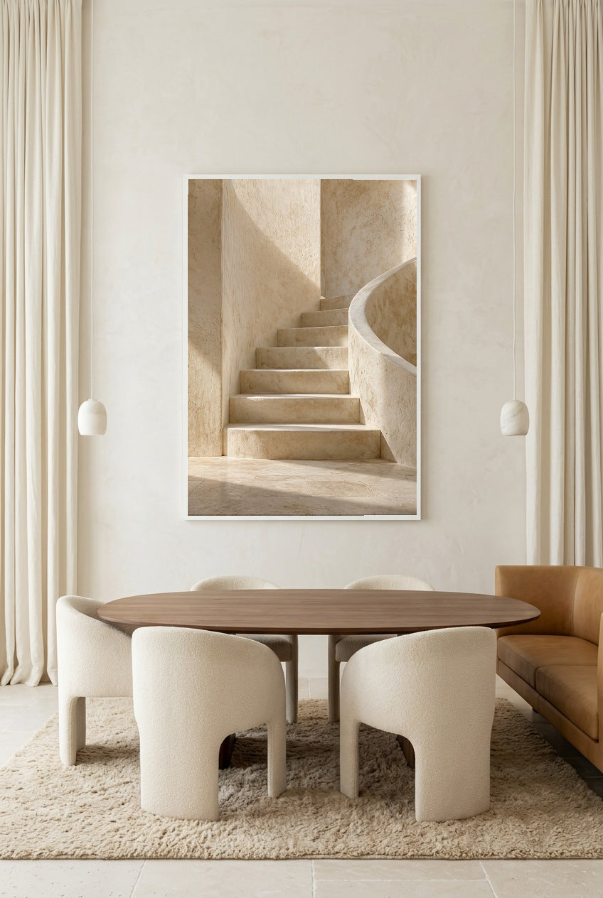 L'Escalier Arrondi — affiche en cadre blanc dans une salle à manger
