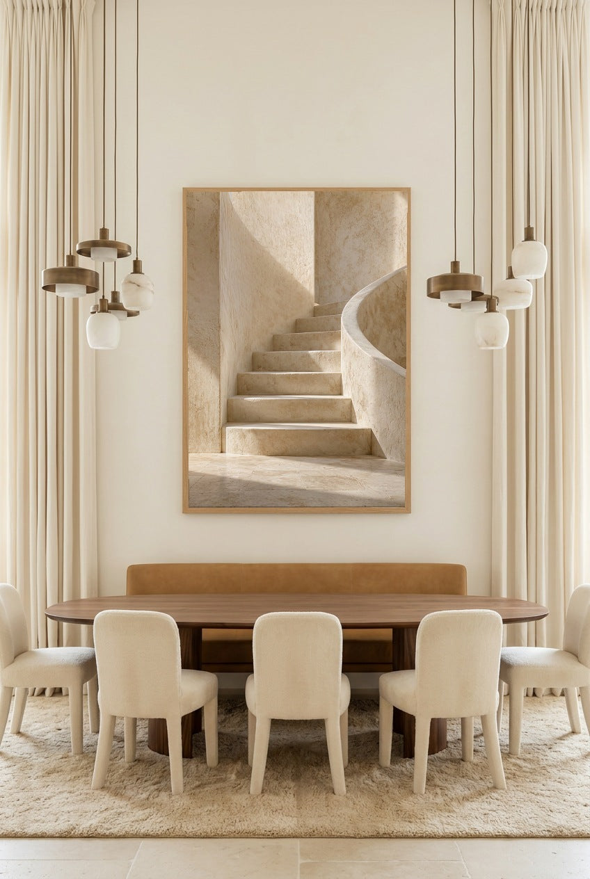 L'Escalier Arrondi — affiche en cadre chêne au-dessus d’une table à manger