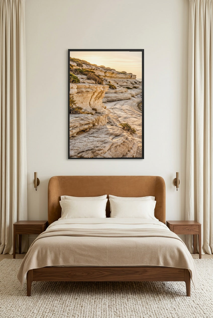 Le Rivage Calcaire — affiche en cadre noir dans une chambre