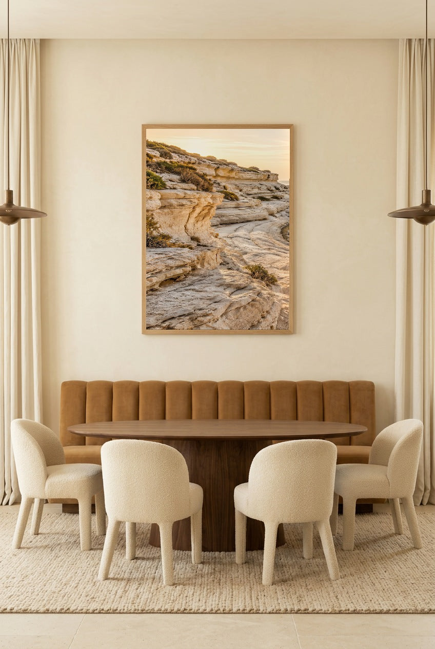 Le Rivage Calcaire — affiche en cadre chêne dans une salle à manger