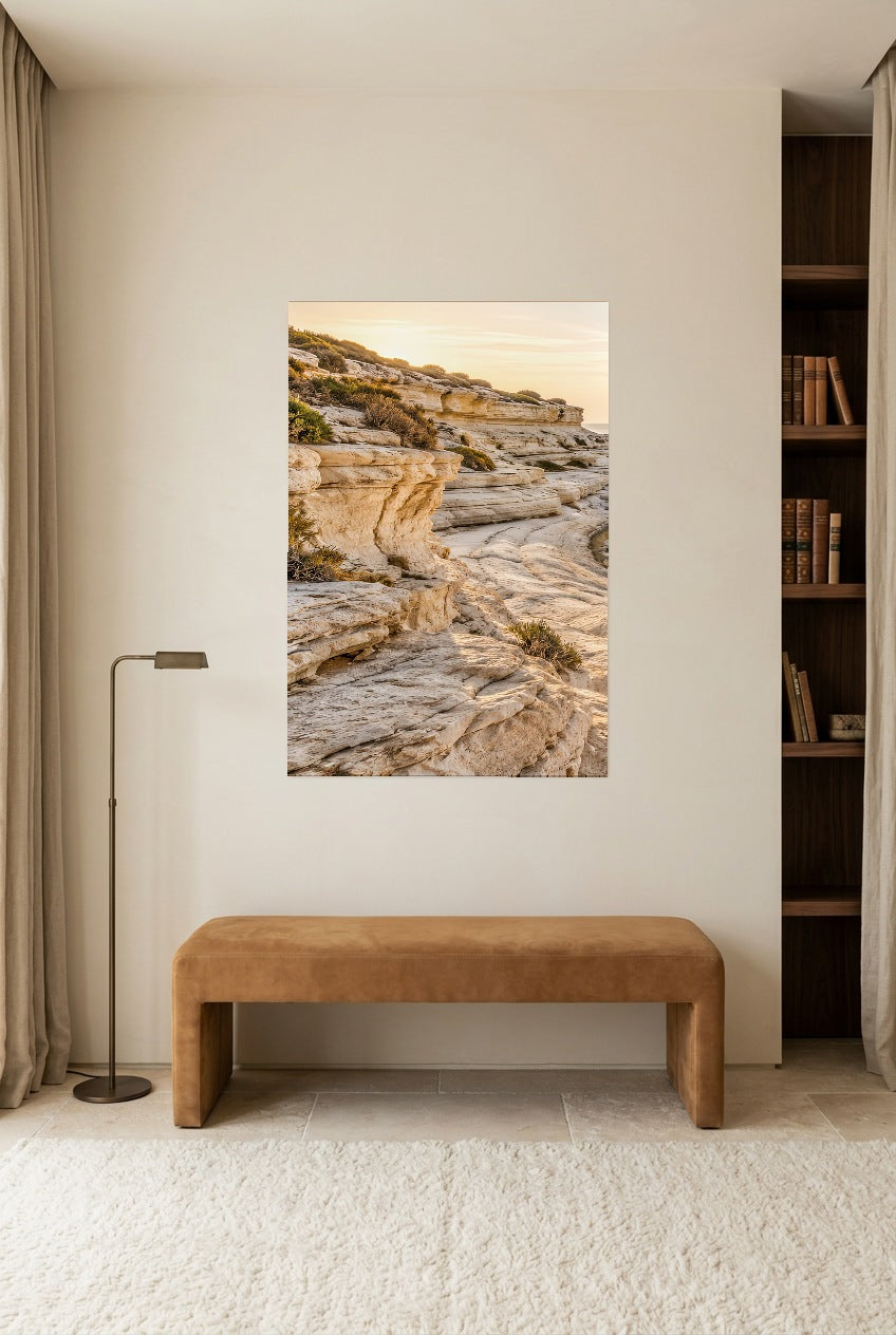 Le Rivage Calcaire — affiche sans cadre dans un salon de lecture