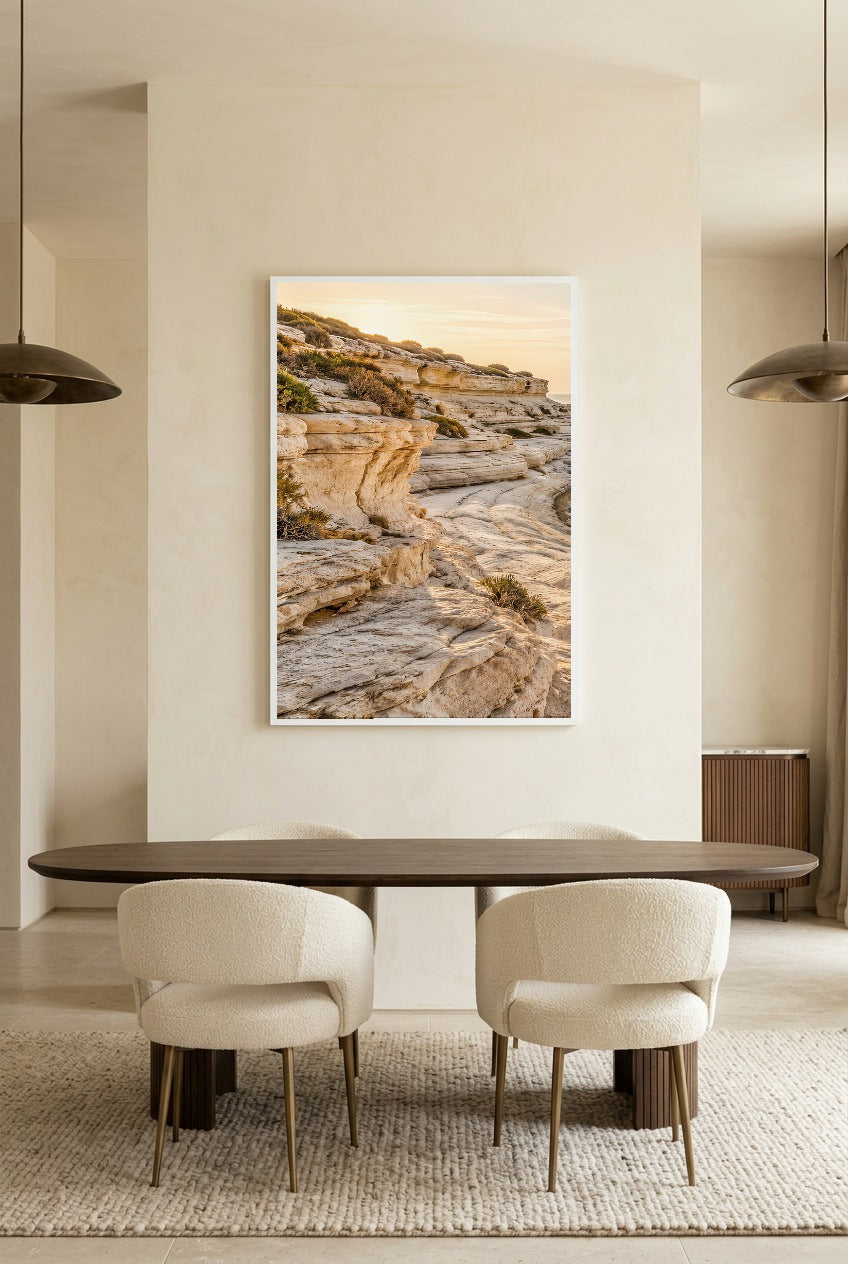 Le Rivage Calcaire — affiche en cadre blanc au-dessus d’une table à manger