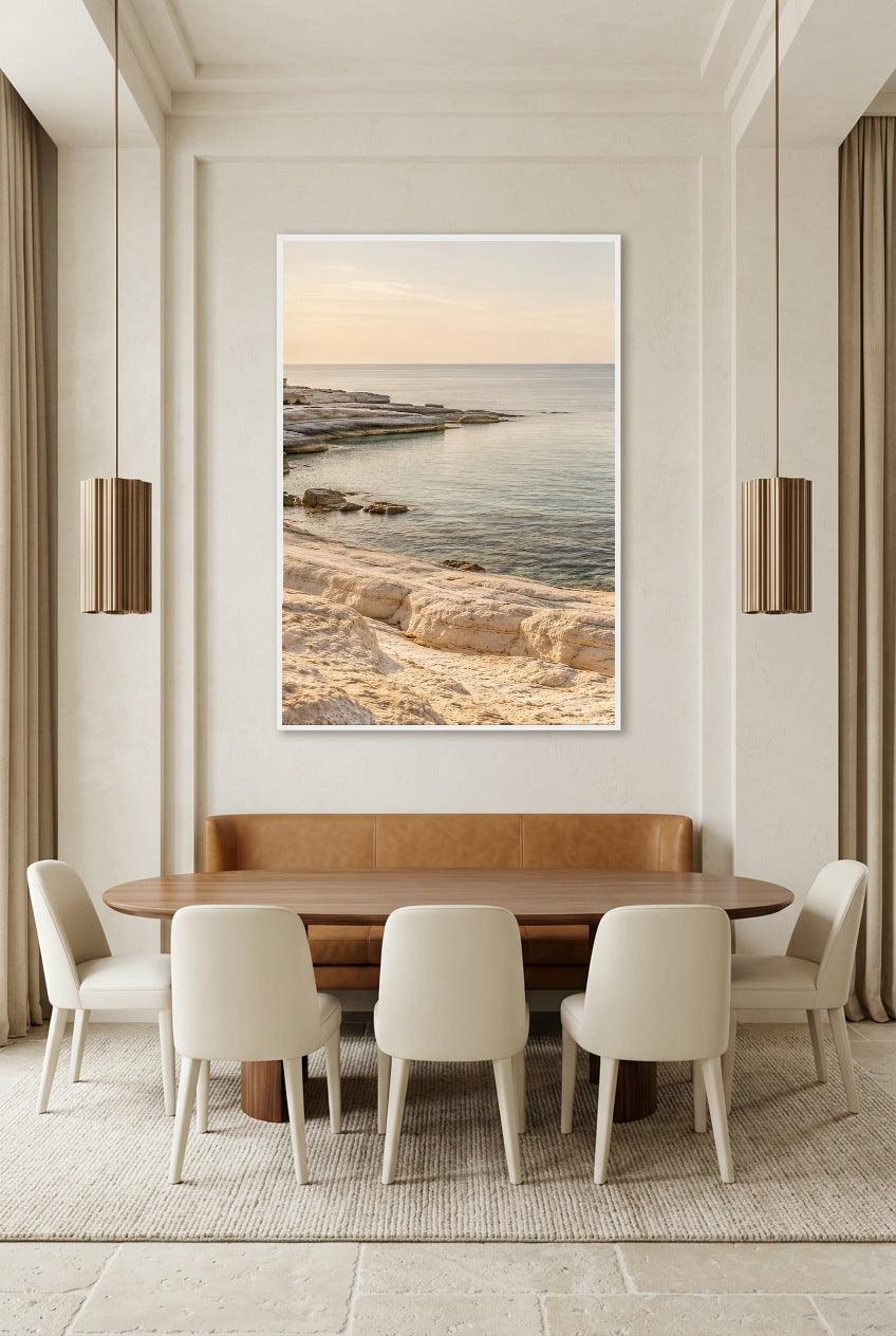 L'Anse Claire — affiche en cadre blanc au-dessus d’une table à manger