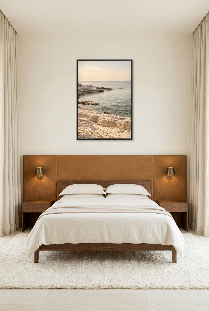 L'Anse Claire — affiche en cadre noir dans une chambre lumineuse