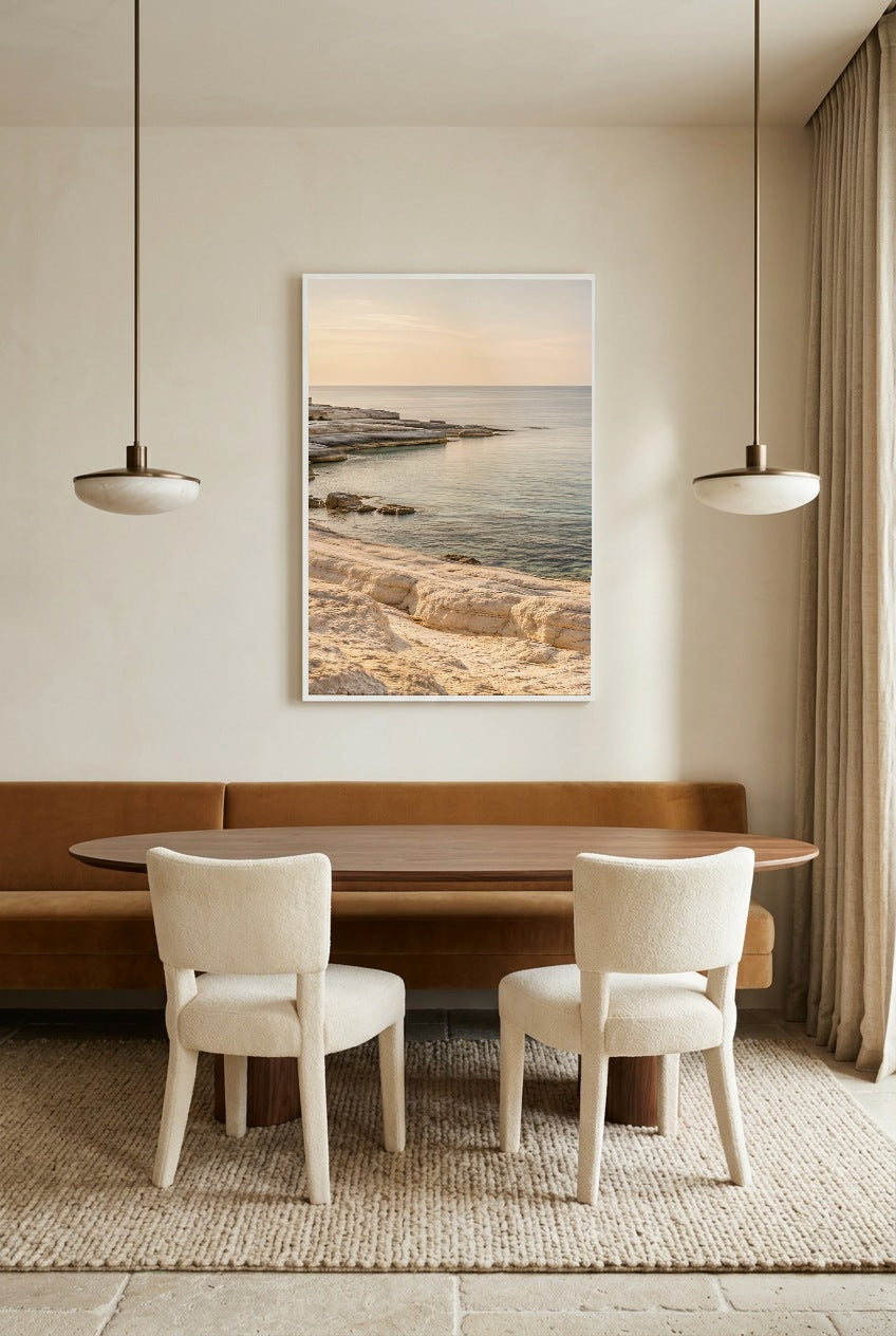 L'Anse Claire — affiche en cadre blanc au-dessus d’une table à manger, autre vue