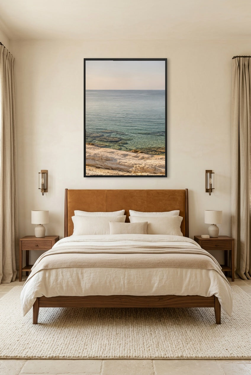 L'Eau Transparente — affiche en cadre noir dans une chambre
