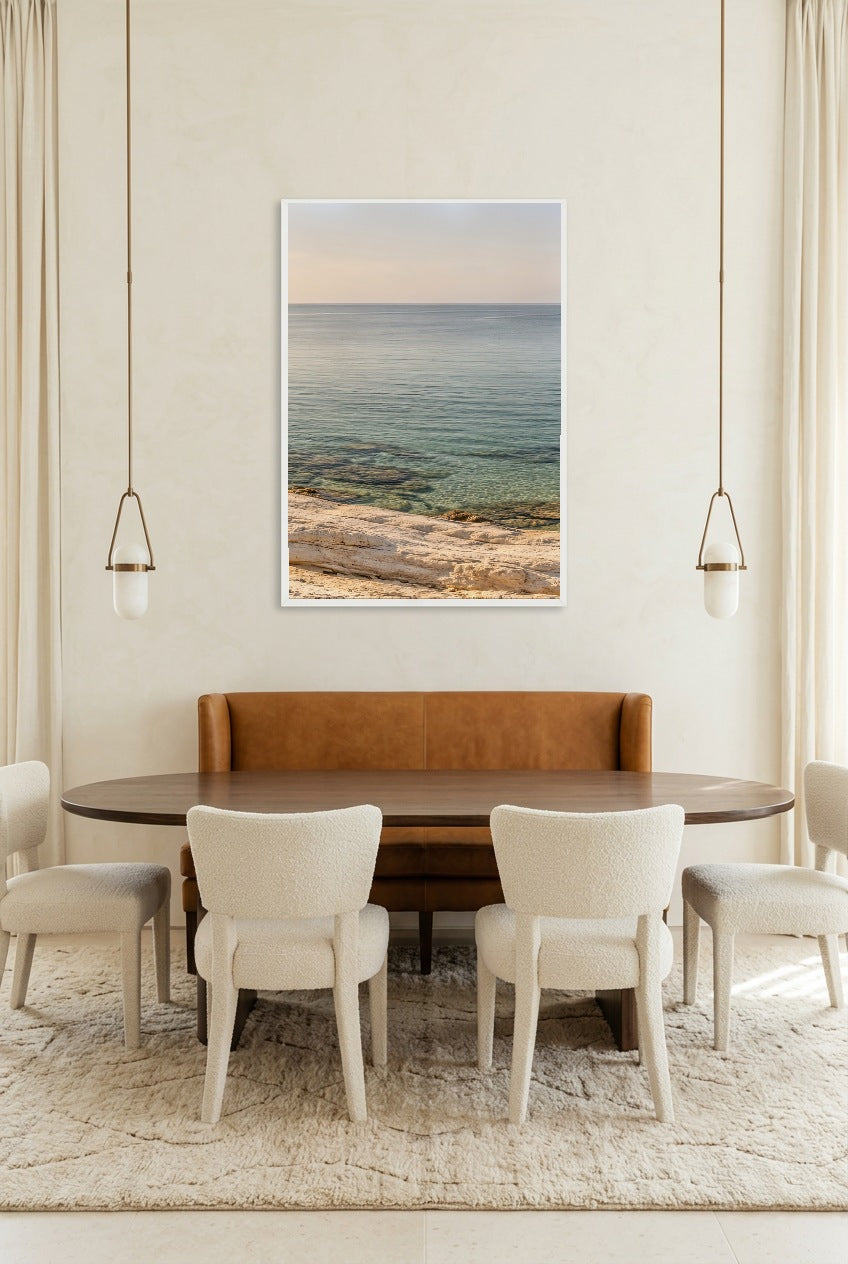 L'Eau Transparente — affiche en cadre blanc dans une salle à manger