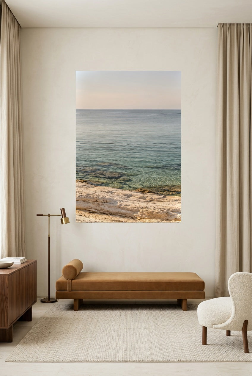 L'Eau Transparente — affiche sans cadre dans un salon lumineux