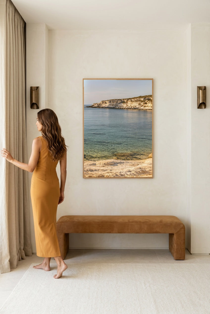 La Pointe Rocheuse — femme devant l'affiche en cadre chêne
