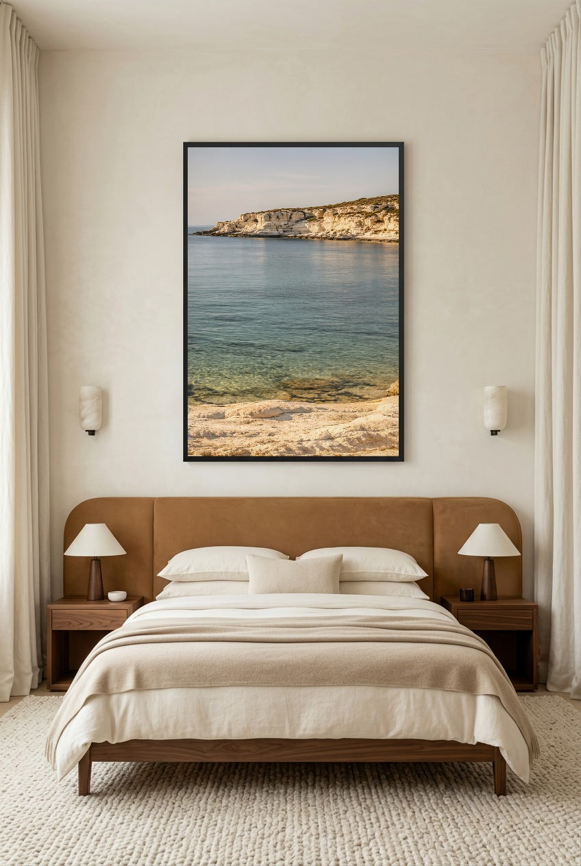 La Pointe Rocheuse — affiche en cadre noir au-dessus d’un lit