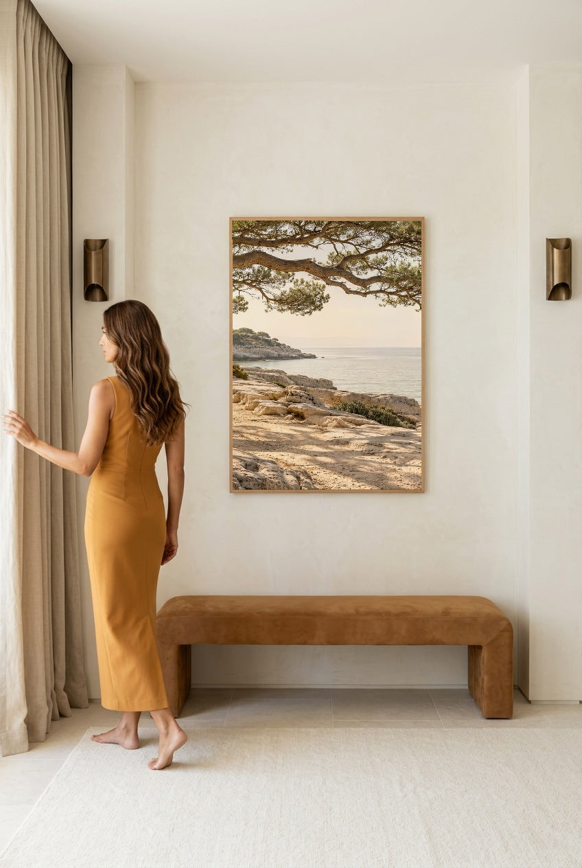 La Branche sur la Mer — femme devant l'affiche en cadre chêne