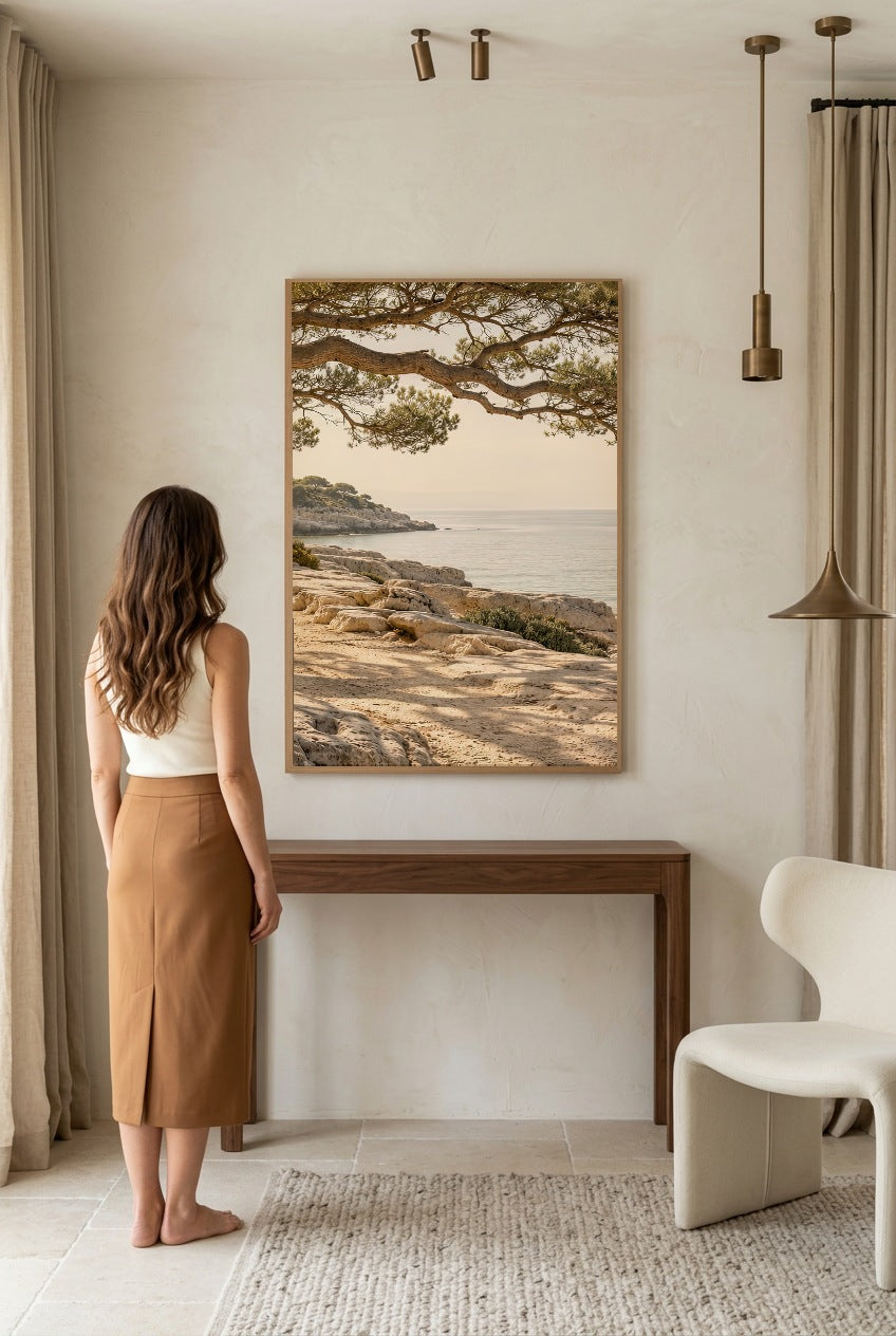 La Branche sur la Mer — femme qui admire l’affiche en cadre chêne