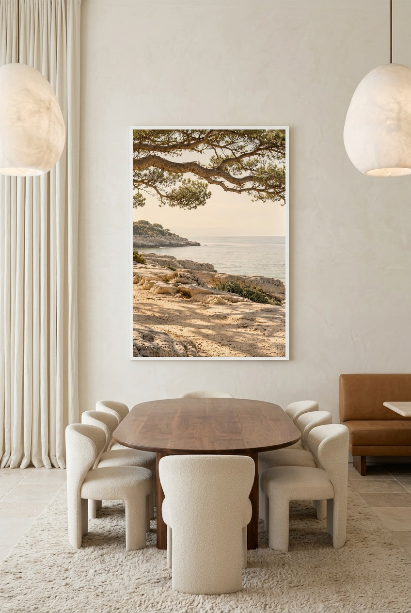 La Branche sur la Mer — affiche en cadre blanc au-dessus d’une table à manger