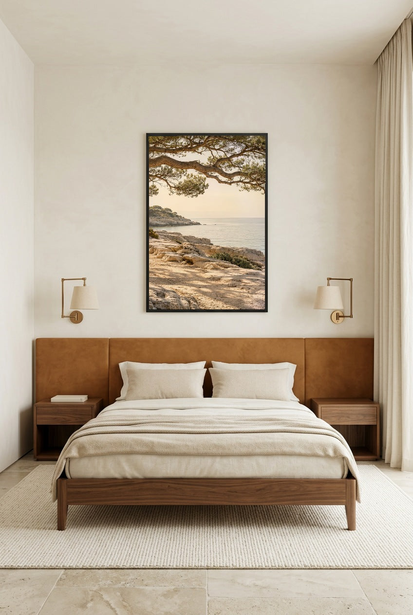 La Branche sur la Mer — affiche en cadre noir au-dessus d’un lit