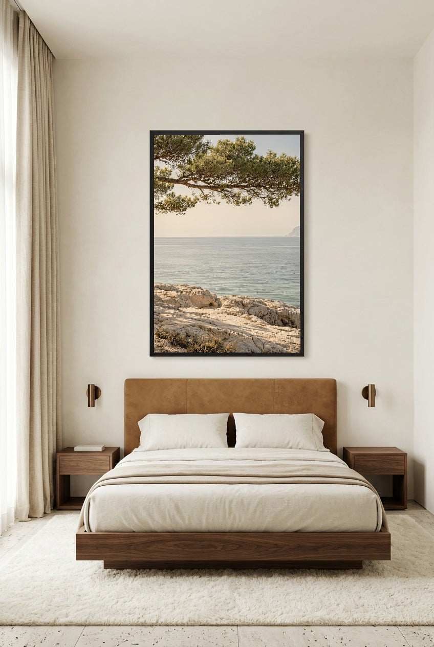 Le Ciel sous le Pin — affiche en cadre noir dans une chambre