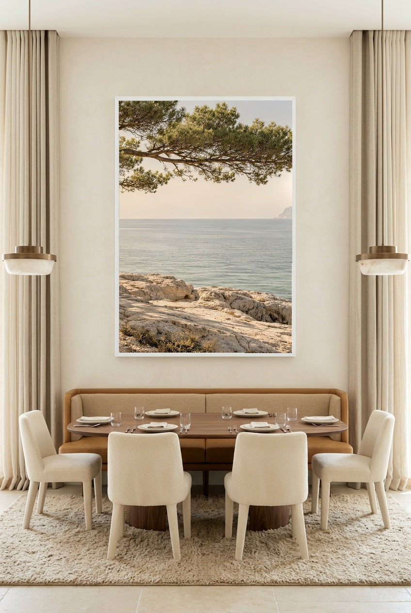 Le Ciel sous le Pin — affiche en cadre blanc au-dessus d’une table à manger