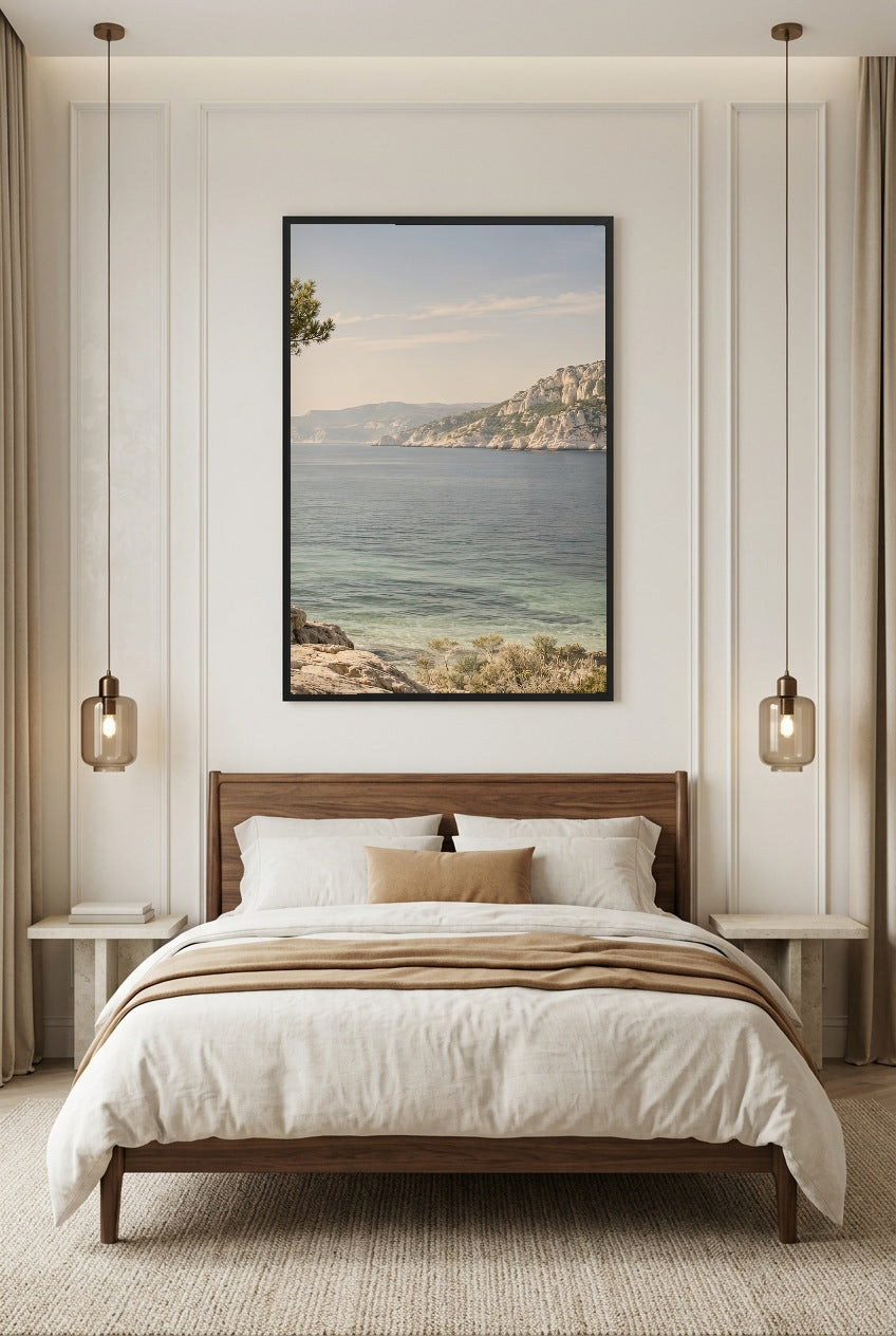 La Côte Lointaine — affiche en cadre noir dans une chambre