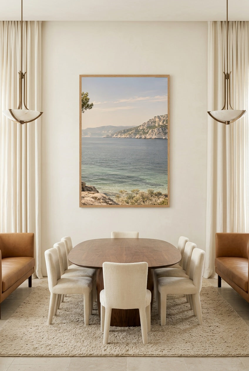 De Verre Kust — poster in eikenhouten lijst in een eetkamer