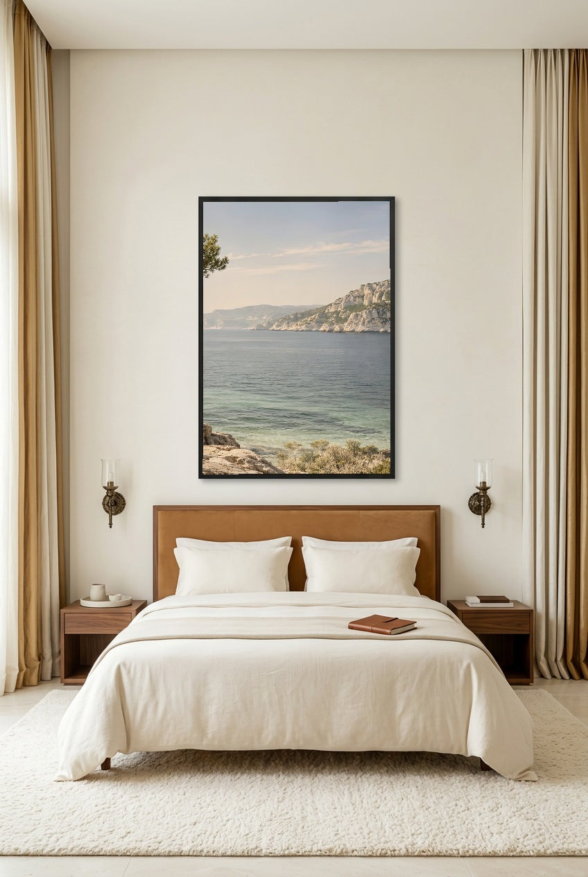 De Verre Kust — poster in zwarte lijst boven een bed