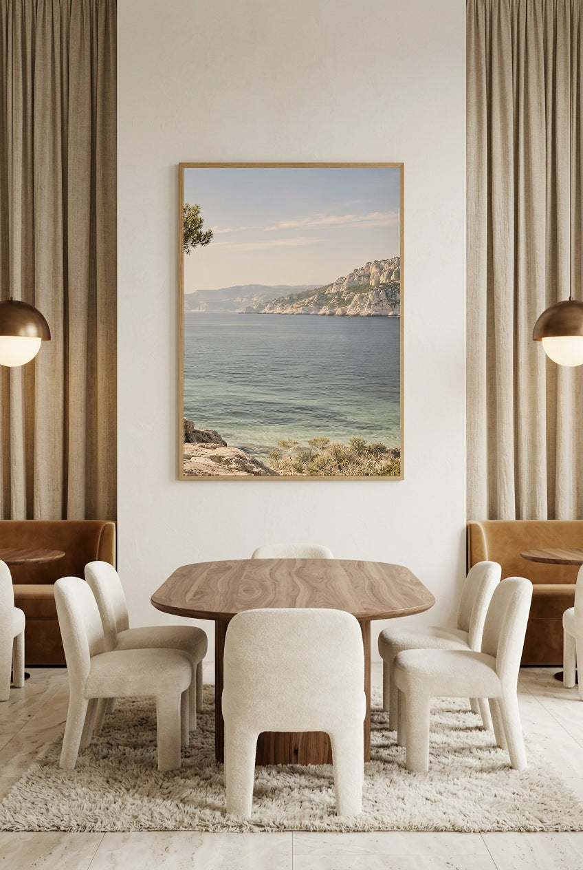 De Verre Kust — poster in eikenhouten lijst boven een eettafel