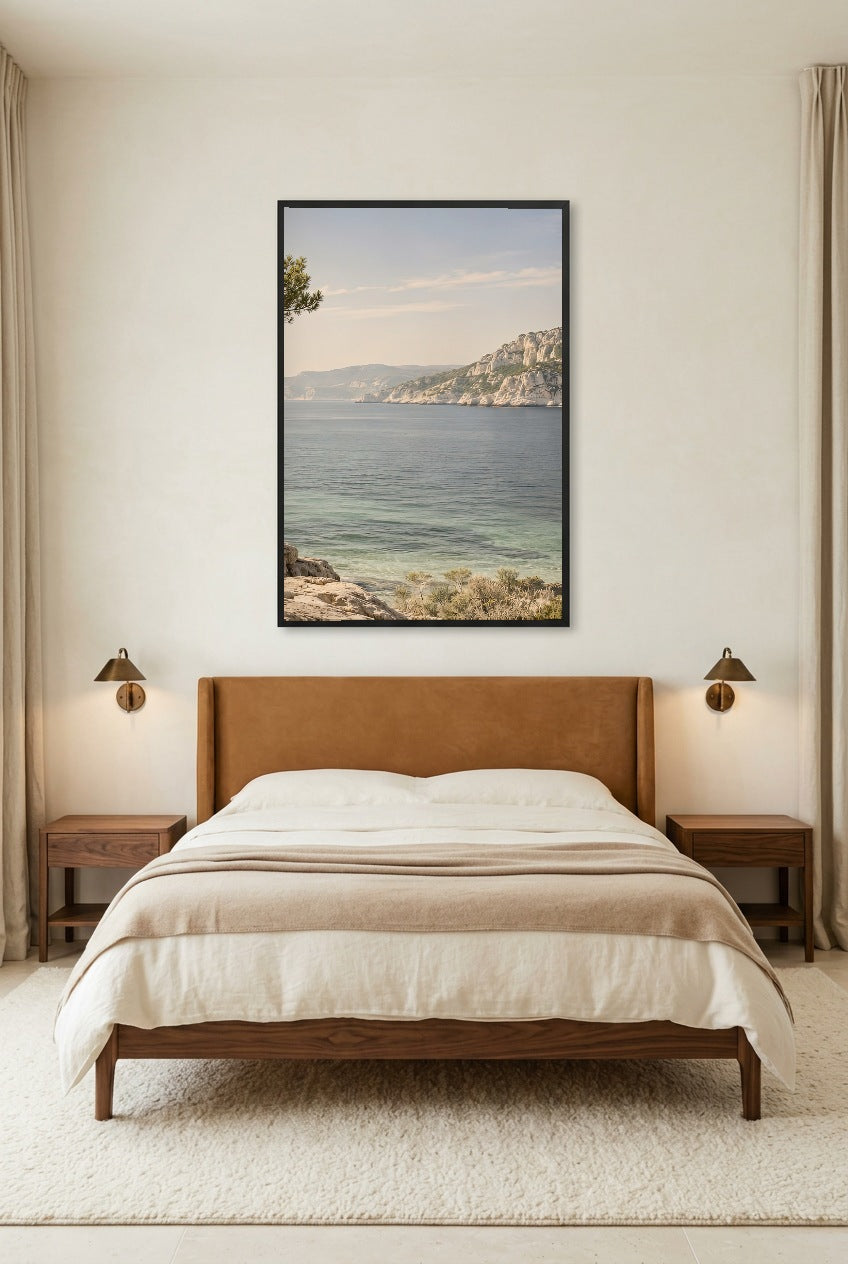 De Verre Kust — poster in zwarte lijst in een lichte slaapkamer
