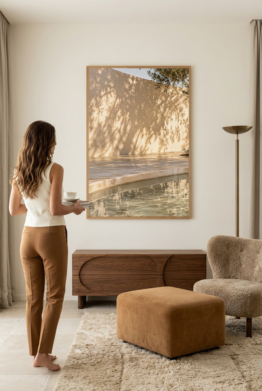 Le Mur Ombré — femme qui admire l’affiche en cadre chêne